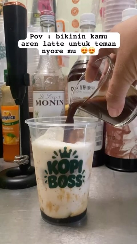 Aren latte dalam cup Kopi Boss