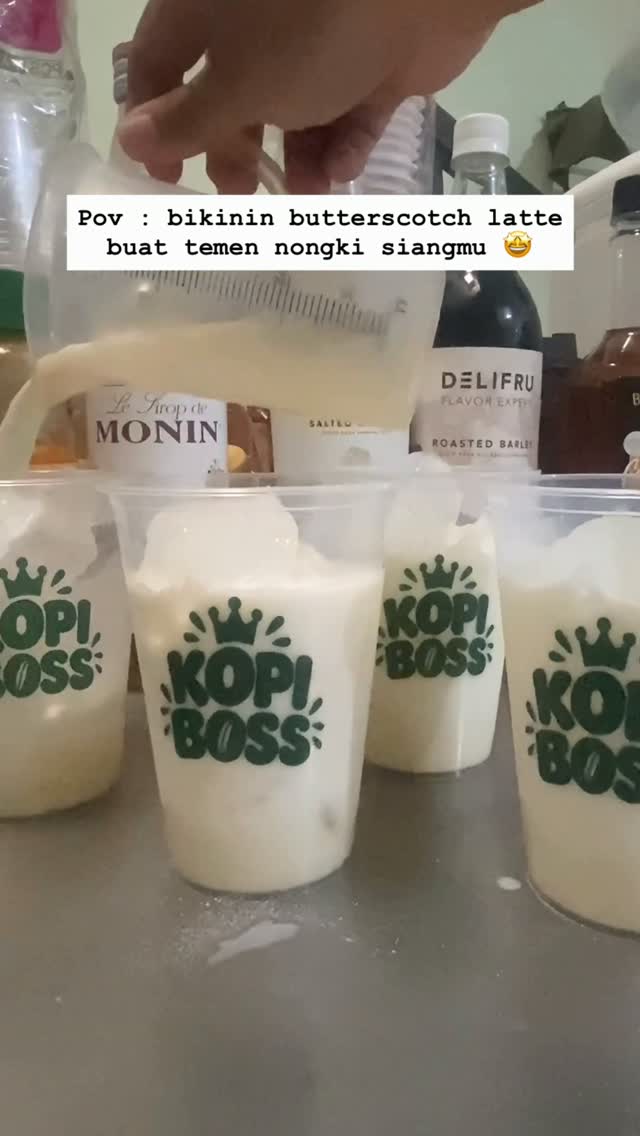 Butterscotch latte dituang ke cup Kopi Boss