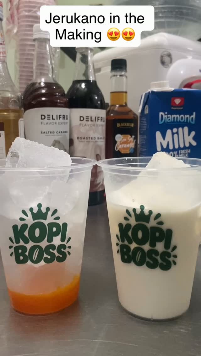 Jerukano sedang diracik di cup Kopi Boss